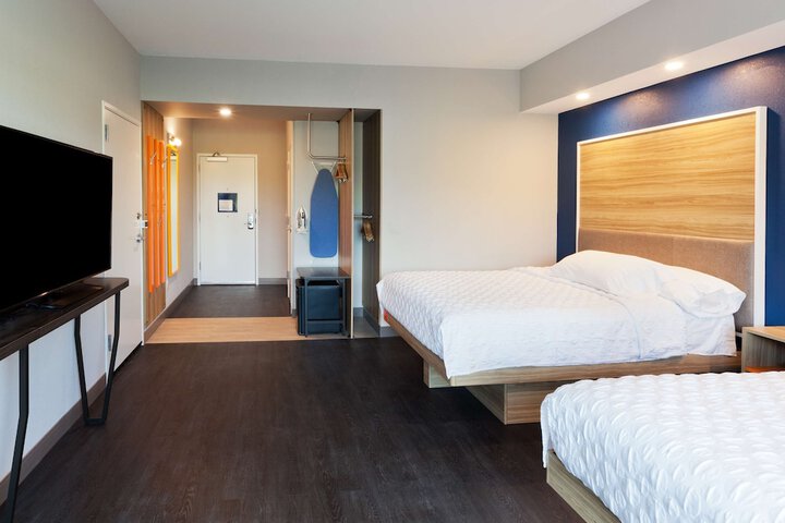 2 Queen Beds (1 of 15)