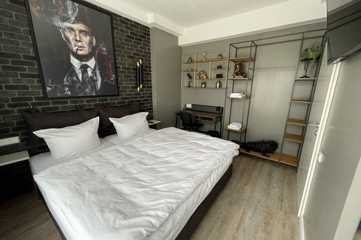 Room 6 of 63