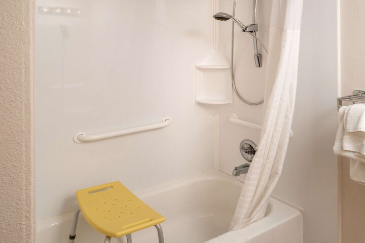 1 King Bed (2 of 14)