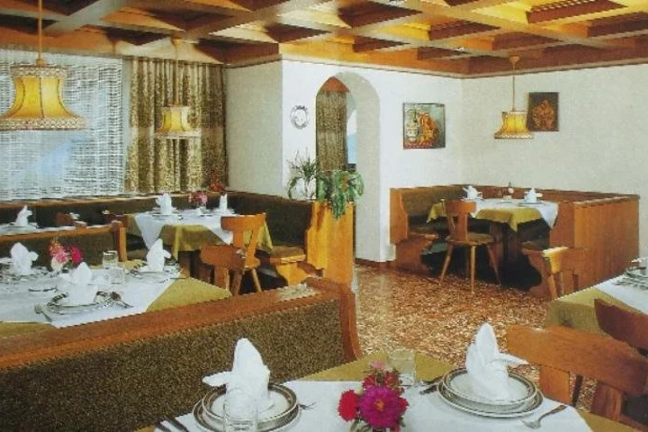 Dining 10 of 13