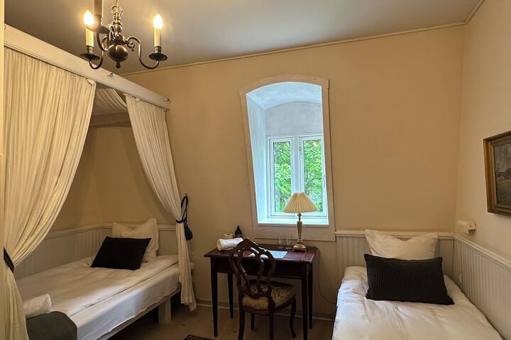 Room 42 of 77