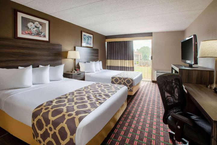 2 Queen Beds (10 of 14)