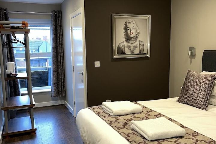 Room 6 of 14