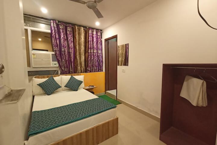 Room 5 of 13