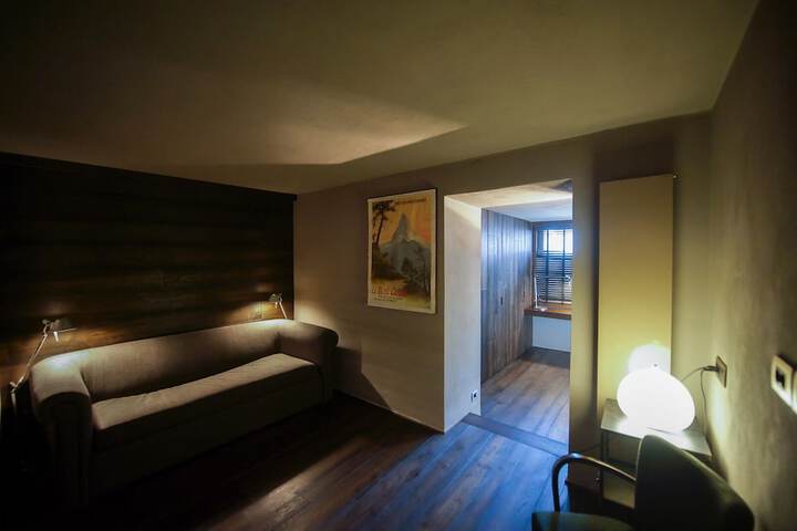 Room 5 of 98