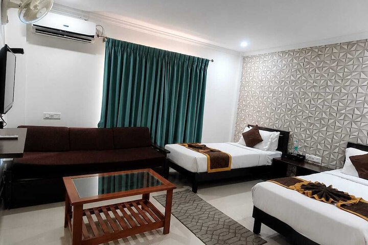 Room 5 of 9