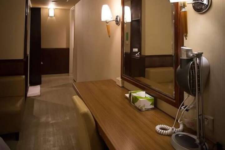 Room 17 of 32