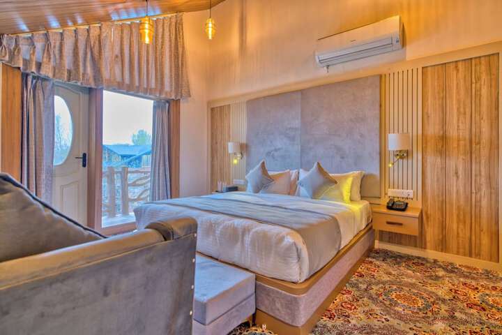 Room 17 of 38