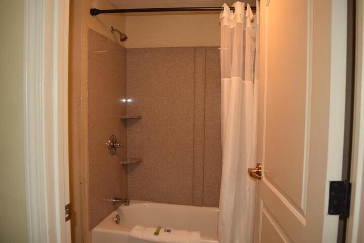 2 Queen Beds (2 of 4)