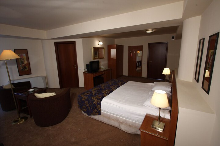 Room 5 of 75