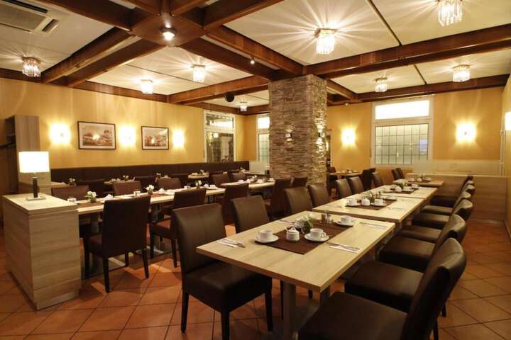 Dining 32 of 56
