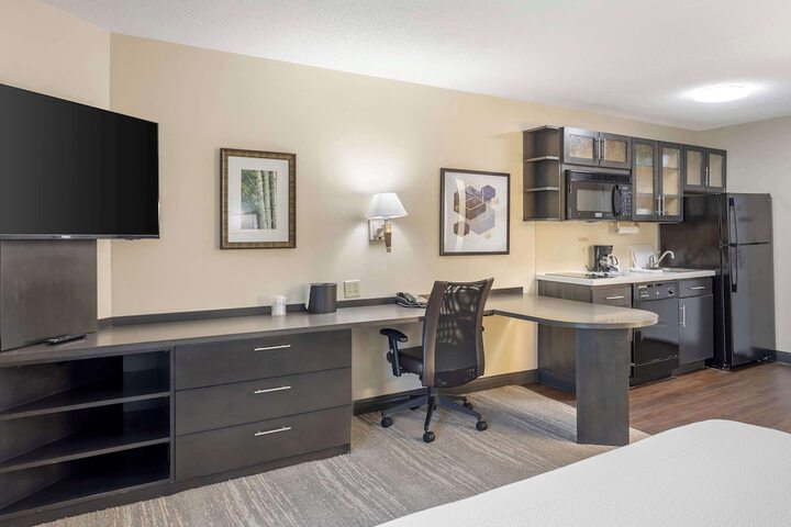 1 Queen Bed Full Kitchen (4 of 18)