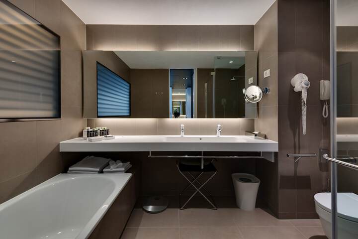 Room 42 of 120