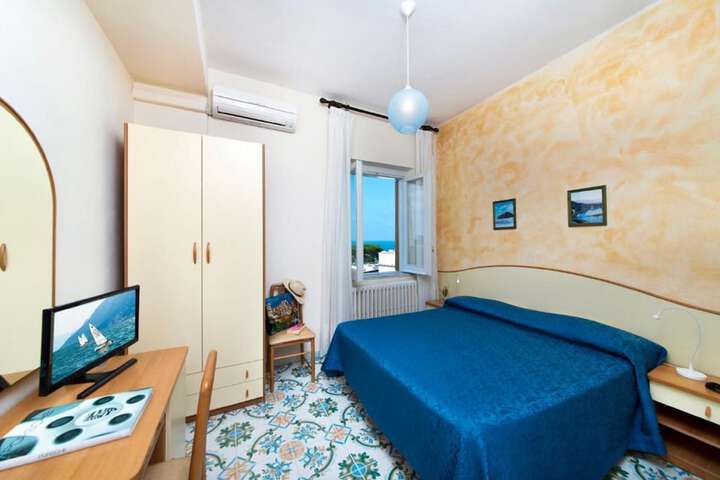 Room 12 of 70