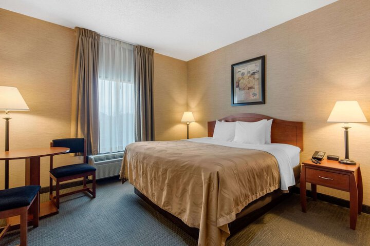 1 King Bed (5 of 23)