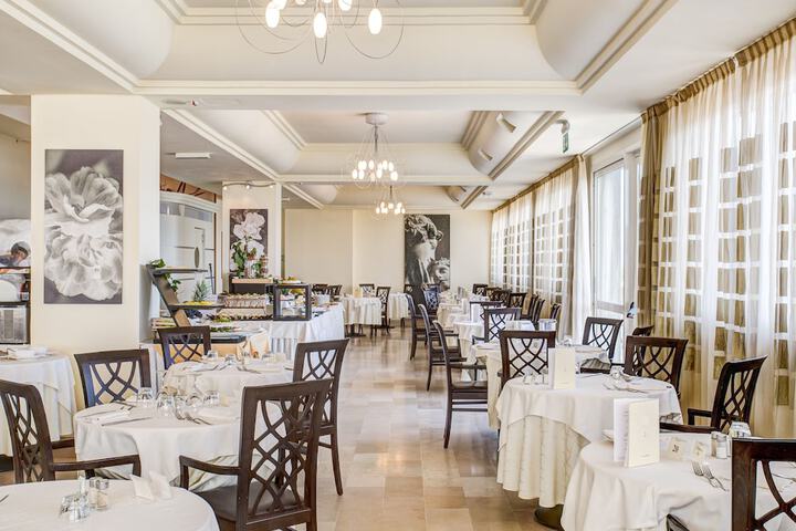 Dining 76 of 108