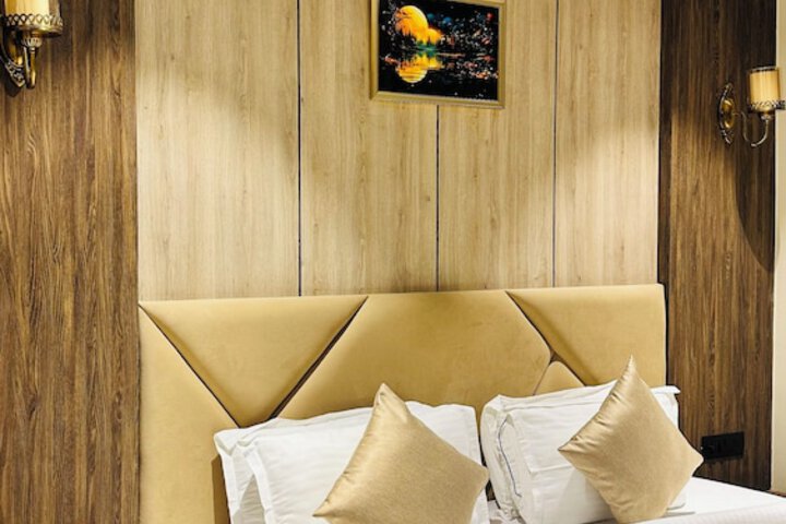 Room 15 of 34