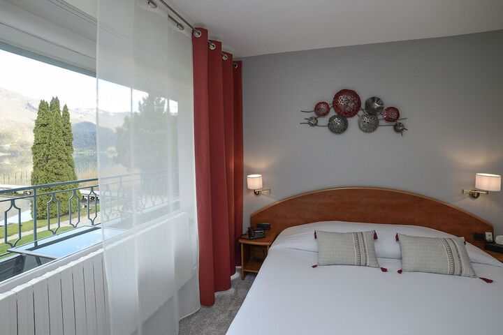 Room 10 of 32
