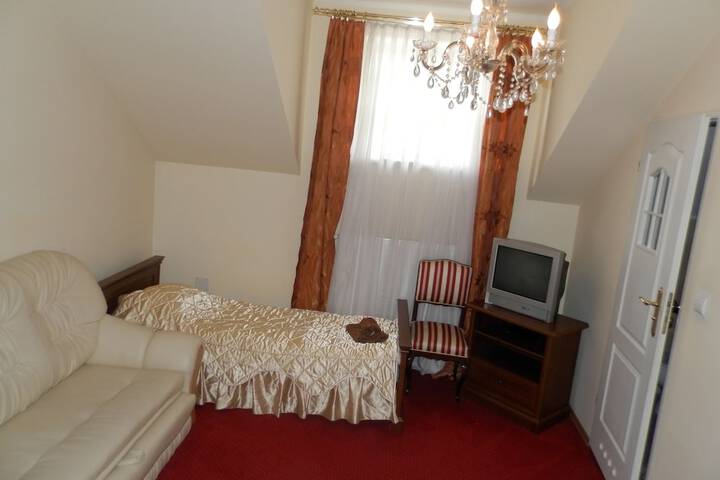 Room 33 of 49
