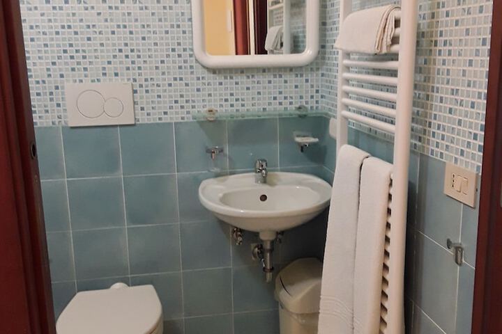 Room 3 of 38