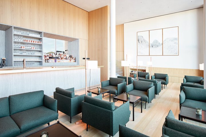 Lounge 70 of 76