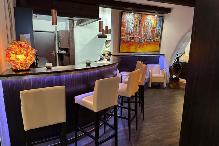 Lounge 5 of 8