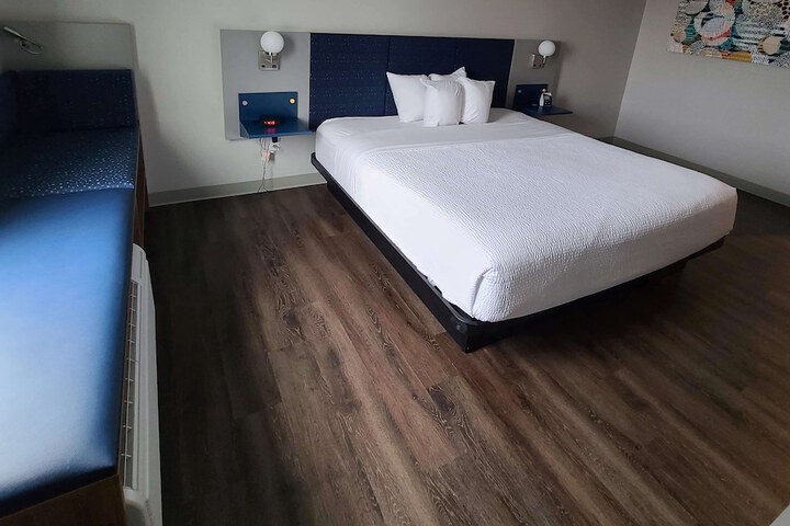 1 King Bed (2 of 14)
