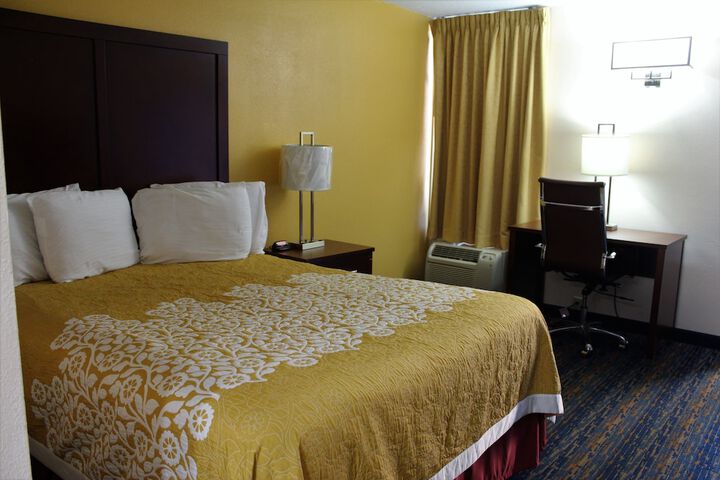 Single Queen Size Bed (4 of 5)