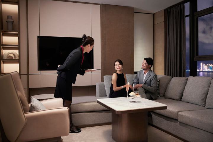 Lounge 36 of 46