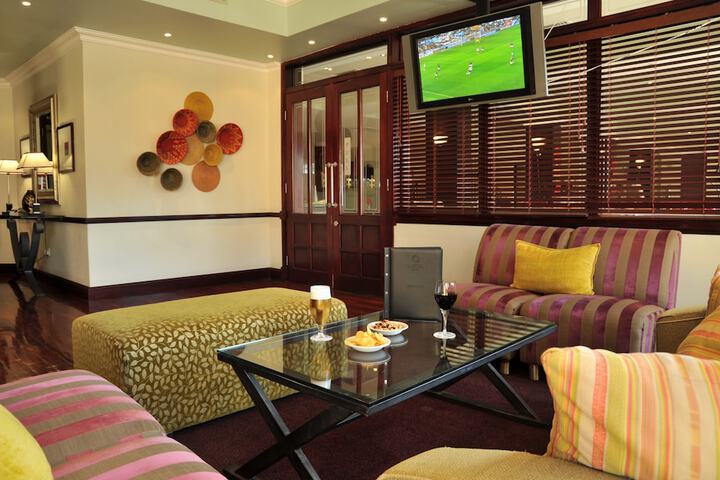 Lounge 25 of 34