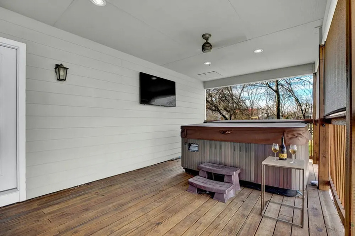 Exterior of Luxury Home 1 Block To Main W / hot-tub
