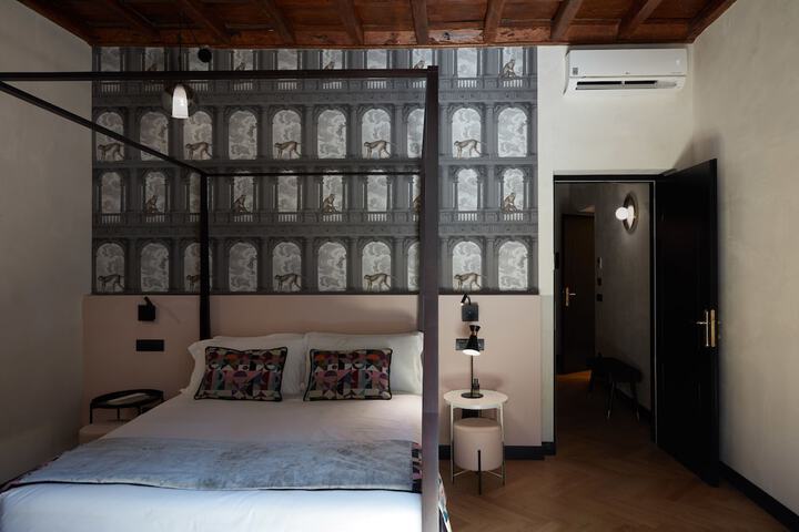 Room 17 of 27
