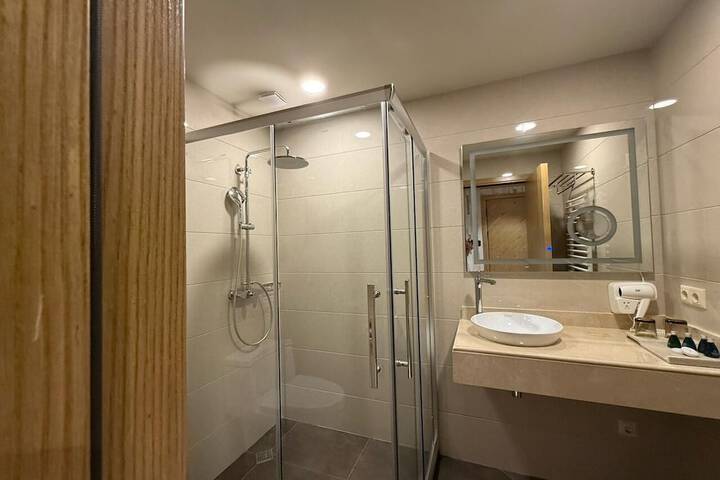 Room 5 of 10