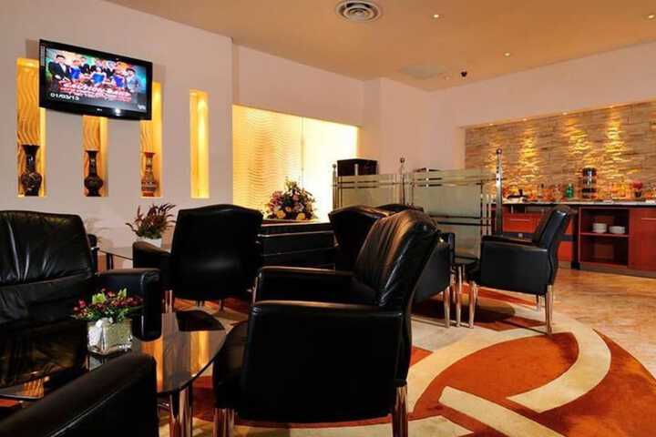 Lounge 34 of 40