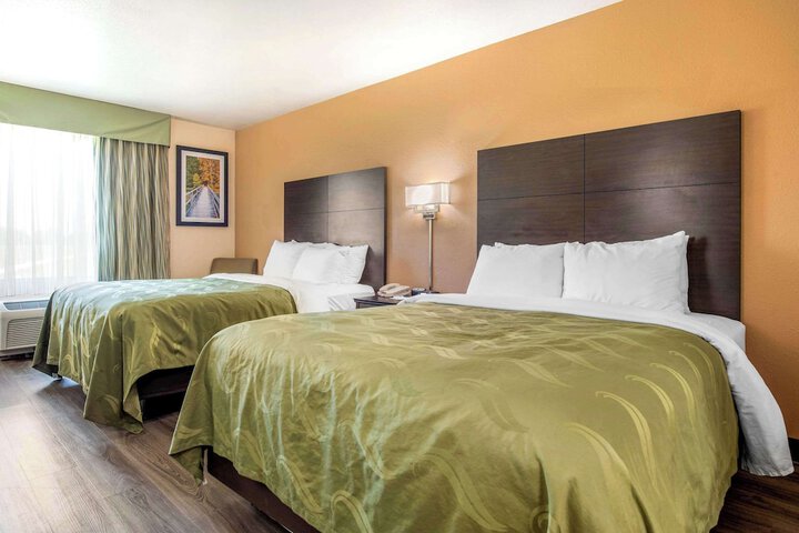2 Queen Beds (8 of 10)