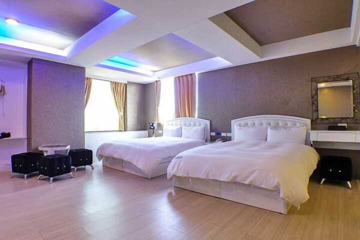 Room 9 of 34