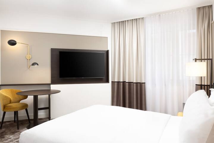 Room 5 of 98