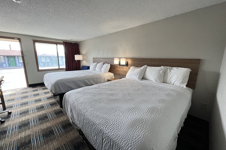 2 Queen Beds (8 of 10)