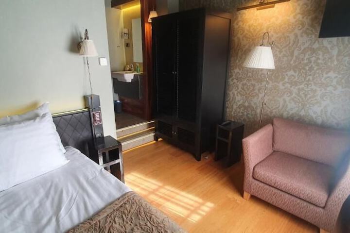 Room 7 of 48