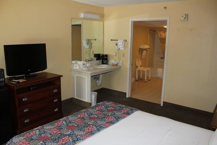 1 Queen Bed Mobility Accessible (13 of 27)