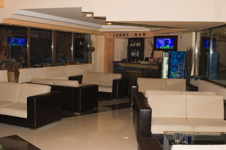 Lounge 15 of 17