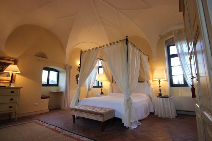 Room 18 of 175