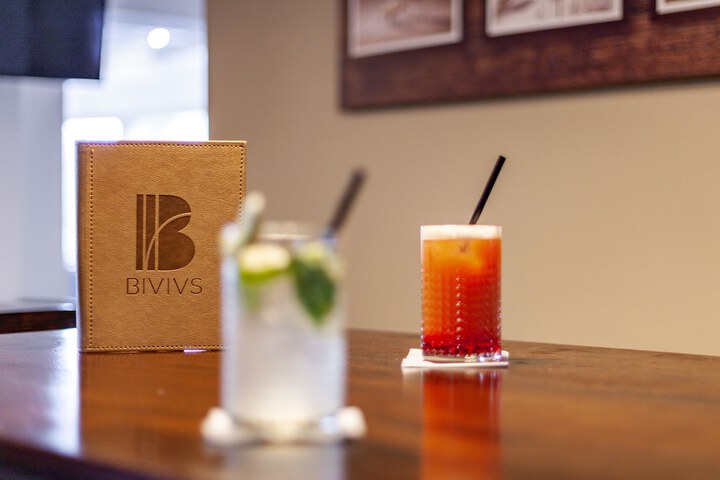 Lounge 33 of 39