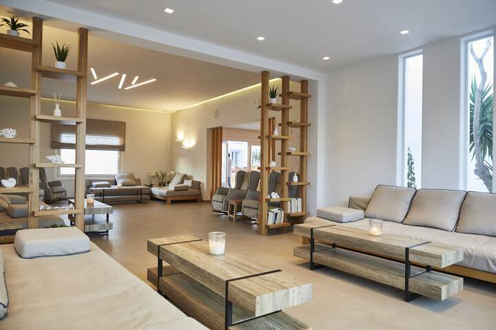 Lounge 117 of 144