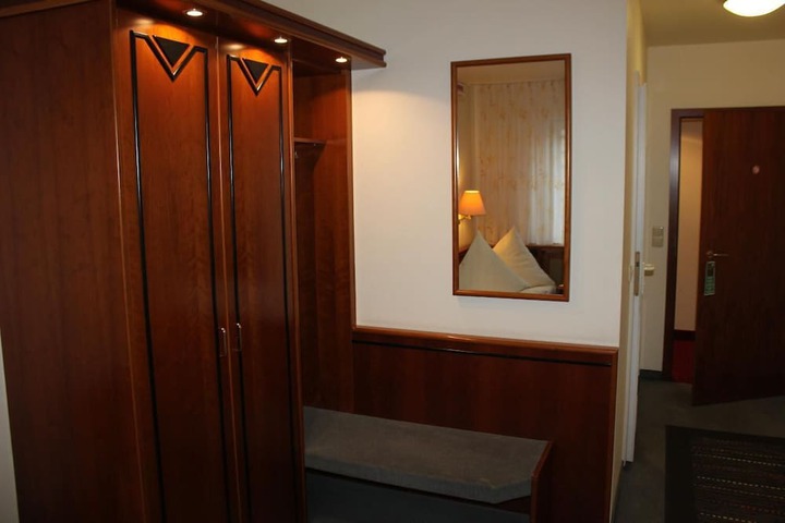 Room 6 of 33