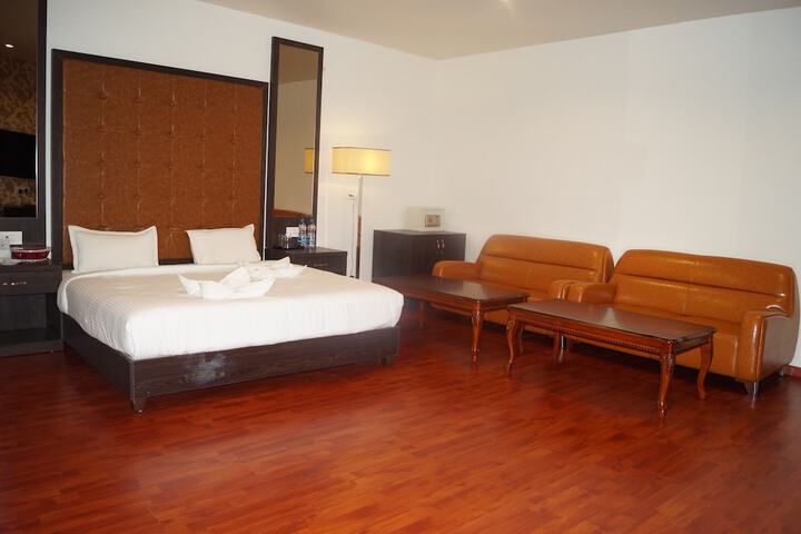 Room 6 of 10