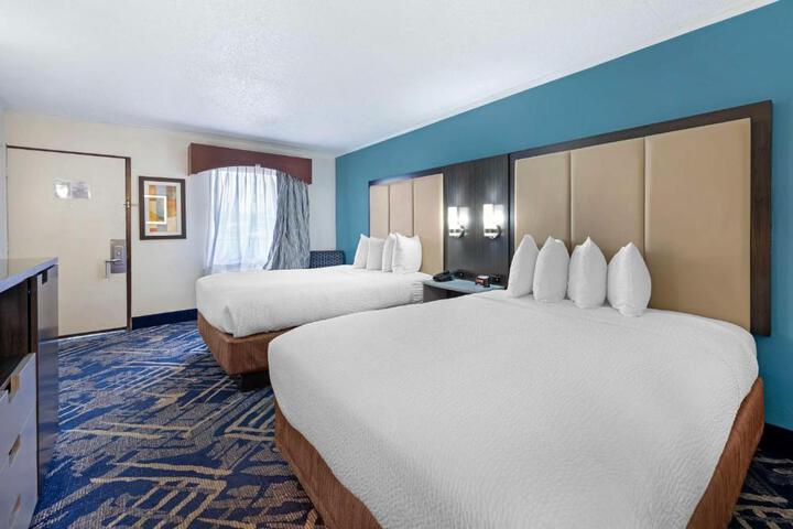 1 Queen Bed Work Desk Refrigerator WiFi Shower Only Full Breakfast (11 of 14)