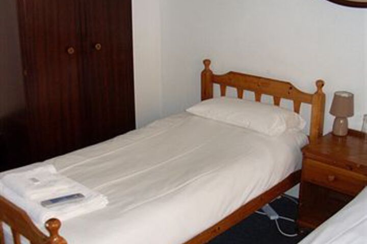 Room 8 of 12