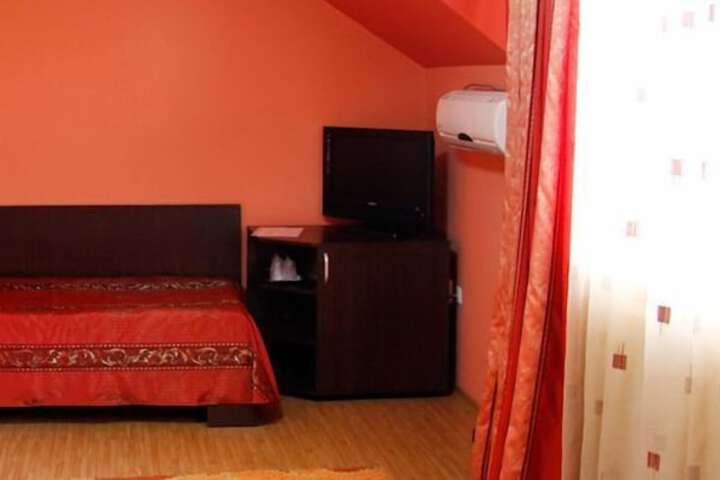 Room 5 of 11