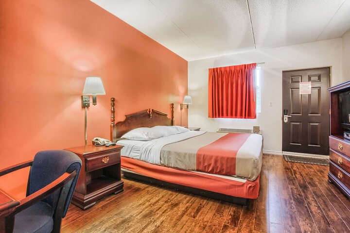 1 King Bed (6 of 14)